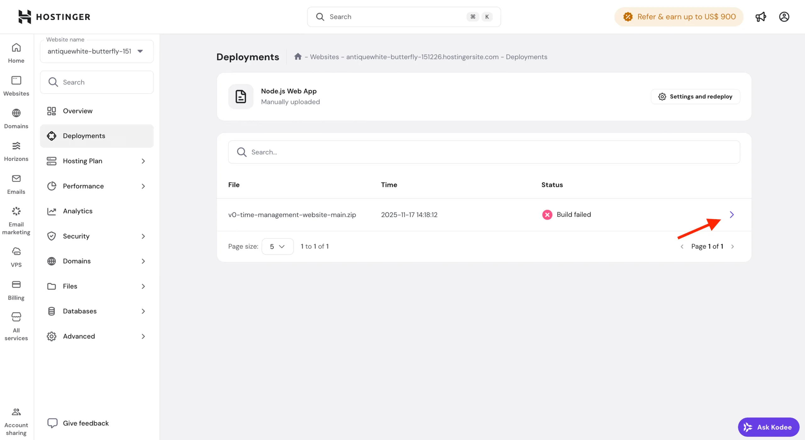 Hostinger Deployments 页面显示失败的 Node.js Web 应用构建,行右侧箭头已高亮显示