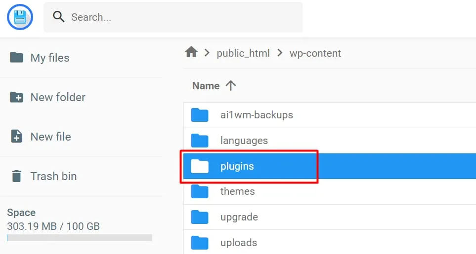 Hostinger 文件管理器显示 wp-content 文件夹，plugins 文件夹已选中并高亮显示