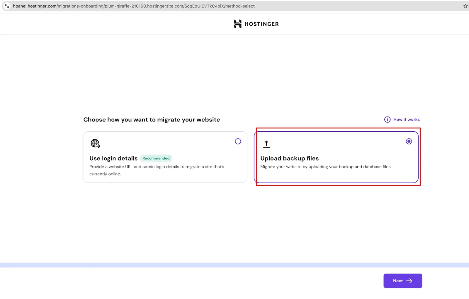 Hostinger 迁移方式选择界面，已选中上传备份文件选项
