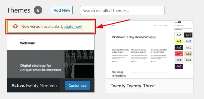 WordPress 主题页面,其中“有新版本可用。立即更新”提示已高亮显示